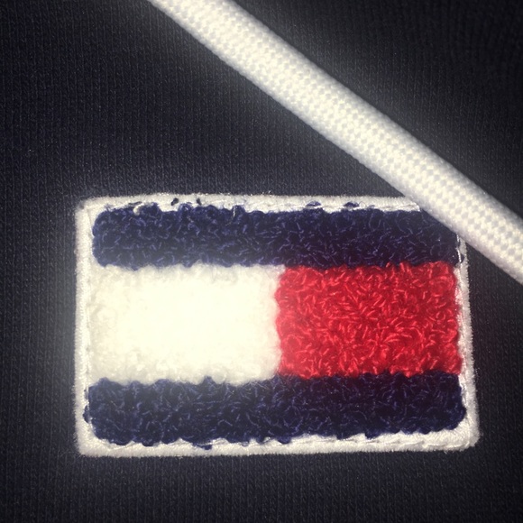 Tommy Hilfiger - Picture 2 of 7